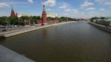 Moskova Kremlin manzarası güneşli bir günde, Rusya... Moskova mimarisi ve simgesi, Moskova şehir manzarası. 