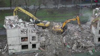 Tarak makine Montaj cihazları-Kırıcı eski ev üzerinde çalışıyor. Moscow, Rusya Federasyonu 