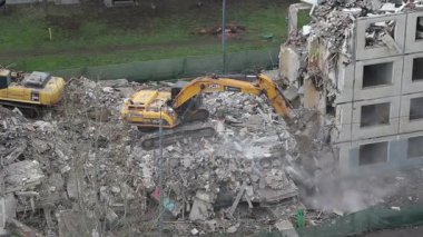 Tarak makine Montaj cihazları-Kırıcı eski ev üzerinde çalışıyor. Moscow, Rusya Federasyonu 