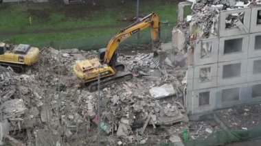 Tarak makine Montaj cihazları-Kırıcı eski ev üzerinde çalışıyor. Moscow, Rusya Federasyonu 