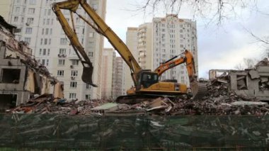 Tarak makine Montaj cihazları-Kırıcı eski ev üzerinde çalışıyor. Moscow, Rusya Federasyonu 