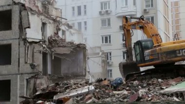 Tarak makine Montaj cihazları-Kırıcı eski ev üzerinde çalışıyor. Moscow, Rusya Federasyonu 