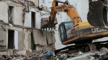 Tarak makine Montaj cihazları-Kırıcı eski ev üzerinde çalışıyor. Moscow, Rusya Federasyonu 