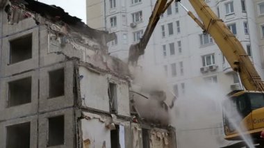 Tarak makine Montaj cihazları-Kırıcı eski ev üzerinde çalışıyor. Moscow, Rusya Federasyonu 