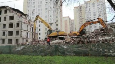 Tarak makine Montaj cihazları-Kırıcı eski ev üzerinde çalışıyor. Moscow, Rusya Federasyonu 