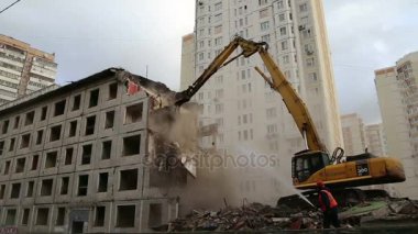 Tarak makine Montaj cihazları-Kırıcı eski ev üzerinde çalışıyor. Moscow, Rusya Federasyonu 