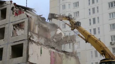 Tarak makine Montaj cihazları-Kırıcı eski ev üzerinde çalışıyor. Moscow, Rusya Federasyonu 