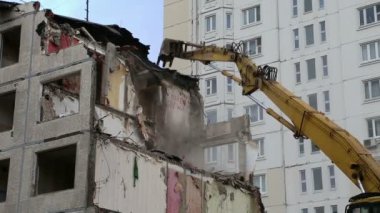 Tarak makine Montaj cihazları-Kırıcı eski ev üzerinde çalışıyor. Moscow, Rusya Federasyonu 