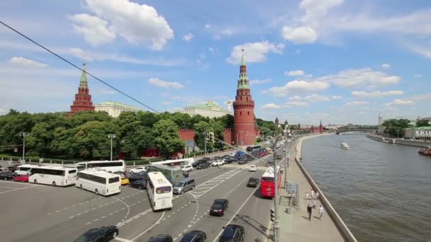 Uitzicht op Moskou Kremlin op een zonnige dag, Rusland-- Moskouse architectuur en oriëntatiepunt, Moskouse stadsgezicht — Stockvideo