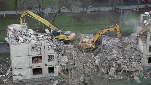 Rypadlo stroje pracují na demolice starého domu. Moskva, Rusko — Stock video