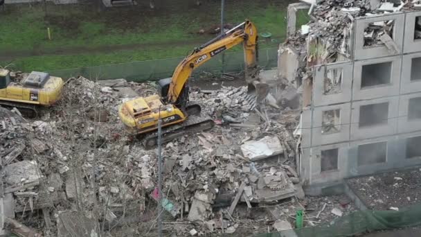 Mașini de excavator care lucrează la demolarea casei vechi. Moscova, Rusia — Videoclip de stoc