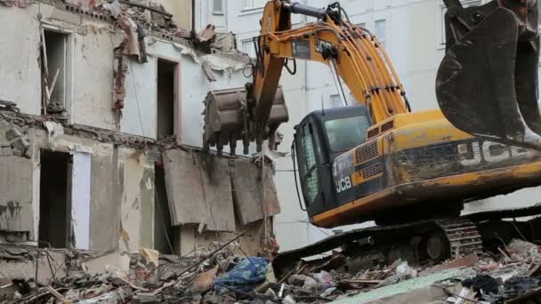 Machines d'excavation travaillant sur la démolition vieille maison. Moscou, Russie — Video