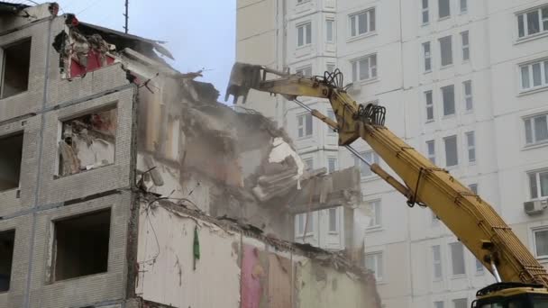Grävmaskin maskiner som arbetar med rivning gamla hus. Moscow, Ryssland — Stockvideo