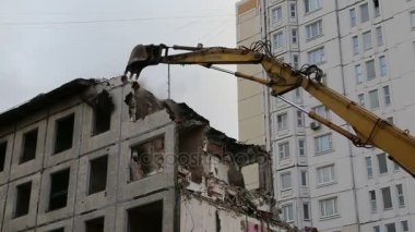 Tarak makine Montaj cihazları-Kırıcı eski ev üzerinde çalışıyor. Moscow, Rusya Federasyonu 