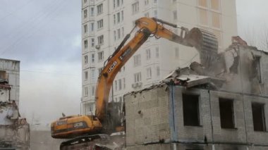 Tarak makine Montaj cihazları-Kırıcı eski ev üzerinde çalışıyor. Moscow, Rusya Federasyonu 