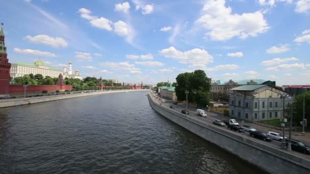 Uitzicht op Moskou Kremlin op een zonnige dag, Rusland-- Moskouse architectuur en oriëntatiepunt, Moskouse stadsgezicht — Stockvideo