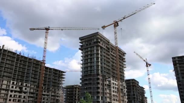 Строительная площадка многоэтажных зданий с применением кранов, Москва, Россия — стоковое видео