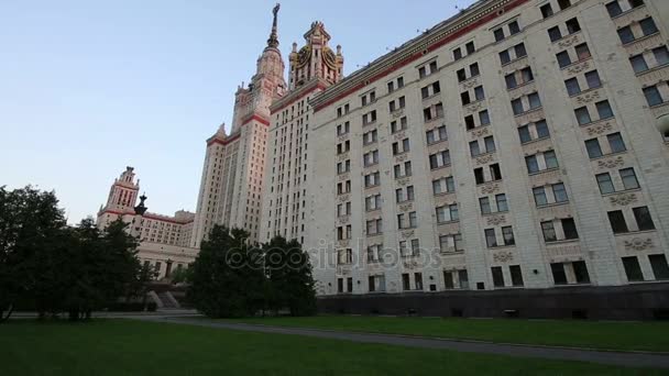 Das Hauptgebäude der Moskauer Staatlichen Universität auf den Spatzenhügeln, Russland — Stockvideo