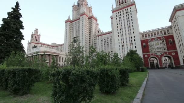 Das Hauptgebäude der Moskauer Staatlichen Universität auf den Spatzenhügeln, Russland — Stockvideo