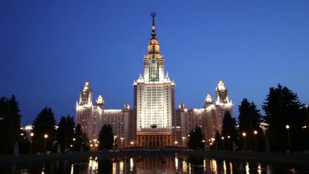 Das Hauptgebäude der Moskauer Staatlichen Universität auf den Spatzenhügeln, Russland — Stockvideo