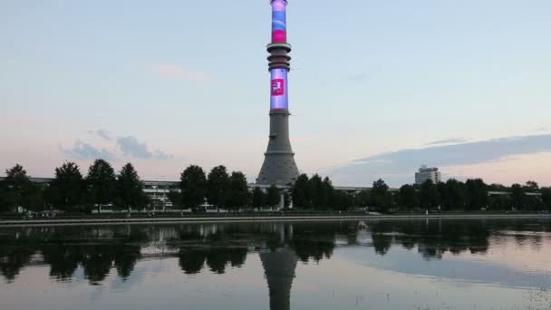 Torre de la televisión (Ostankino) en la noche, Moscú, Rusia — Vídeo de stock