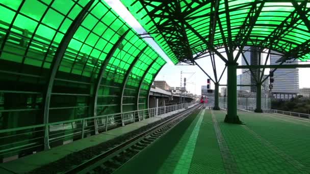 Moscow Central Circle - Little Ring, MCC, o MK MZD, es un ferrocarril orbitario de 54,4 kilómetros de largo.Rusia. Inaugurado 10 septiembre 2016. Delovoy Tsentr estación de tren — Vídeo de stock