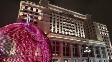 Noel ve yeni yıl tatilleri aydınlatma ve trombonu Meydanı gece eski Hotel Moskva. Moscow, Rusya Federasyonu 