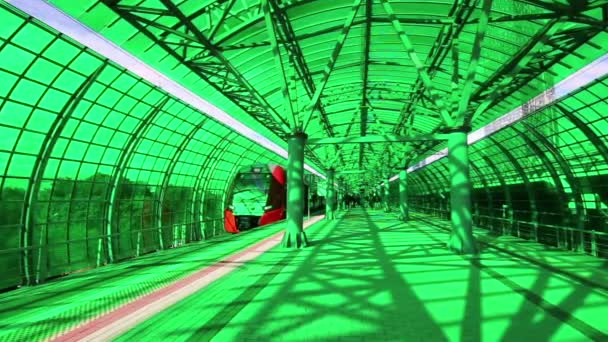 Moskou middencirkel - kleine Ring, Mcc of Mk Mzd, is een 54,4 kilometer lange orbitalrailway. Rusland. 10 September 2016 geopend. Delovoy Tsentr railway station — Stockvideo