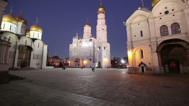 Ivan de grote klokkentoren complex bij nacht. Domplein, binnenkant Moscow Kremlin, Rusland. UNESCO werelderfgoed — Stockvideo
