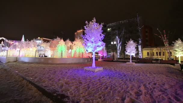 Noche de Navidad Moscú --- Bosque de música en la Plaza Pushkin (Festival "Viaje a la Navidad"), Rusia — Vídeo de stock