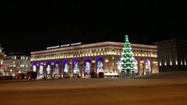 Merkezi Çocuk mağazası Lubyanka (Rusça yazıt) Christmas (yeni yıl tatilleri) aydınlatma gece, Moskova, Rusya Federasyonu 