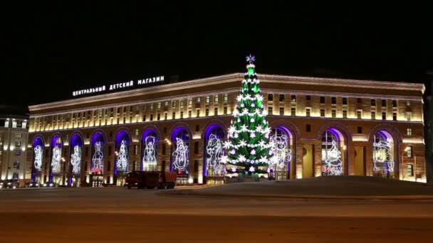 La Navidad (las fiestas de Año Nuevo) la iluminación de la Tienda Central Infantil en Lubyanka (la inscripción en ruso) por la noche, Moscú, Rusia — Vídeo de stock