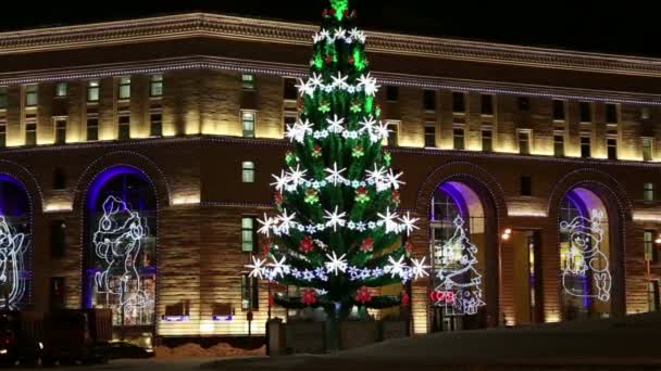 Natal (férias de Ano Novo) iluminação da Loja de Crianças Central em Lubyanka (inscrição em russo) à noite, Moscou, Rússia — Vídeo de Stock