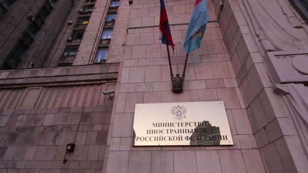 Utrikesministeriet i Ryska federationen (det är skrivet på ryska), Smolenskaya Square, Moskva, Ryssland — Stockvideo