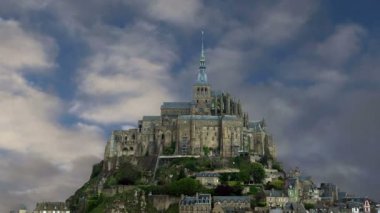 Mont saint-Michel'i, normandy, Fransa--Fransa en çok ziyaret edilen turistik sitelerden biri. 1979 yılında ilk unesco Dünya Mirasları biri olarak belirlenmiş, site çeşitli stronghold, manastır, hapishane ve tarihi bir anıt 1874 yılından bu yana olmuştur   