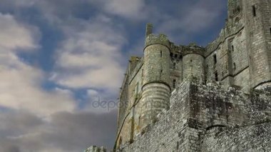 Mont saint-Michel'i, normandy, Fransa--Fransa en çok ziyaret edilen turistik sitelerden biri. 1979 yılında ilk unesco Dünya Mirasları biri olarak belirlenmiş, site çeşitli stronghold, manastır, hapishane ve tarihi bir anıt 1874 yılından bu yana olmuştur   