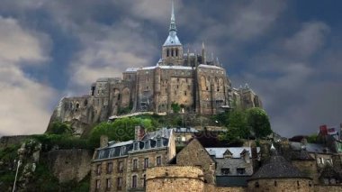 Mont saint-Michel'i, normandy, Fransa--Fransa en çok ziyaret edilen turistik sitelerden biri. 1979 yılında ilk unesco Dünya Mirasları biri olarak belirlenmiş, site çeşitli stronghold, manastır, hapishane ve tarihi bir anıt 1874 yılından bu yana olmuştur   