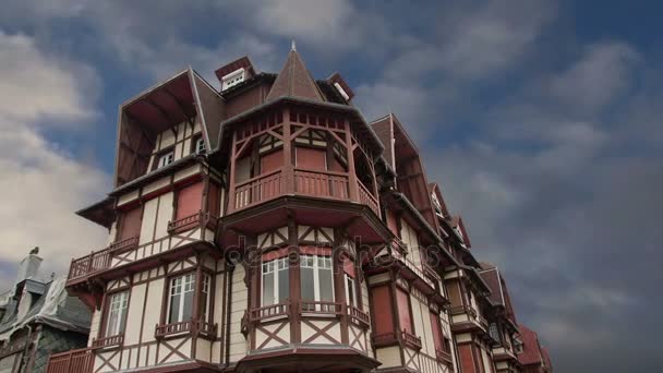 Stiliserade korsvirkeshus. Étretat, Frankrike. Etretat är en kommun i departementet Seine-Maritime i regionen Haute-Normandie i nordvästra Frankrike. Etretat är nu en berömda franska kuststaden resor — Stockvideo