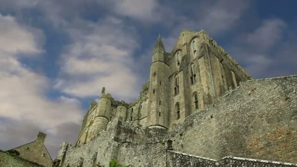 Mont Saint-Michel, Normandía, Francia- uno de los lugares turísticos más visitados de Francia. Designado como uno de los primeros sitios Patrimonio de la Humanidad por la UNESCO en 1979, el sitio ha sido una fortaleza, monasterio, prisión y monumento histórico desde 1874. — Vídeo de stock