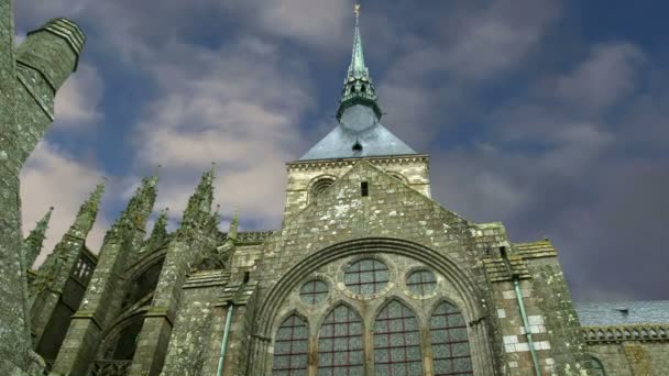 Mont saint-michel, Normandie, Frankrike - en av de mest besökta turistattraktionerna i Frankrike. utsetts som en av de första världsarv i 1979, har webbplatsen omväxlande varit ett fäste, kloster, fängelse och historiska monument sedan 1874 — Stockvideo