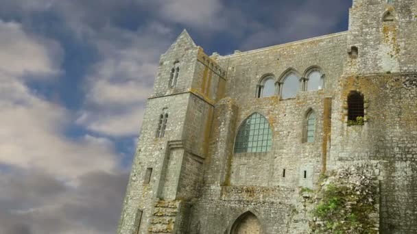 Mont Saint-Michel, Normandia, Francia- uno dei siti turistici più visitati in Francia. Nominato nel 1979 come uno dei primi siti Patrimonio dell'Umanità dell'UNESCO, il sito è stato variamente roccaforte, monastero, prigione e monumento storico dal 1874 — Video Stock