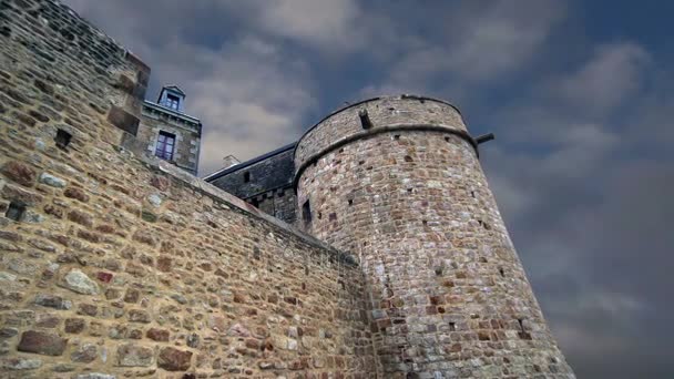 Mont saint-Michel'i, normandy, Fransa--Fransa en çok ziyaret edilen turistik sitelerden biri. 1979 yılında ilk unesco Dünya Mirasları biri olarak belirlenmiş, site çeşitli stronghold, manastır, hapishane ve tarihi bir anıt 1874 yılından bu yana olmuştur — Stok video