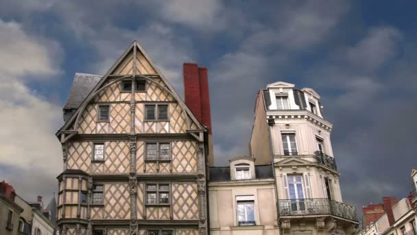 Frente a la Casa de Adán, antigua casa de entramado de madera en la ciudad de Angers, Francia — Vídeo de stock