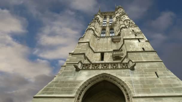 Tour saint-jacques, is een monument gelegen in het IVe arrondissement van Parijs, Frankrijk — Stockvideo