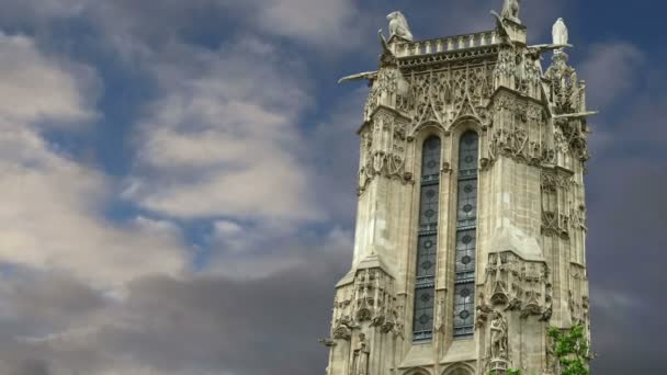 Tour saint-jacques, is een monument gelegen in het IVe arrondissement van Parijs, Frankrijk — Stockvideo