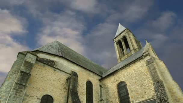 Frankrijk, senlis, Picardië, oise---saint vincent abbey werd opgericht in 1065 door de koningin anne de kiev en toevertrouwd aan de monniken van genovefains. het monument werd omgevormd tot een kostschool voor jongens door de paters van maristes en nog steeds bestaat — Stockvideo