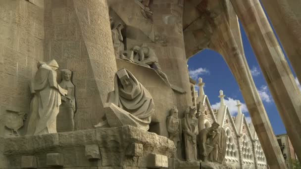 Sagrada família por Antoni Gaudi em Barcelona, Espanha — Vídeo de Stock