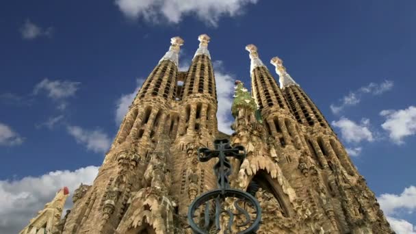 Sagrada Familia de Antoni Gaudí en Barcelona, España — Vídeo de stock