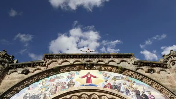 Tibidabo-Kirche (Tempel), auf dem Gipfel des Tibidabo-Hügels, Barcelona, Spanien — Stockvideo