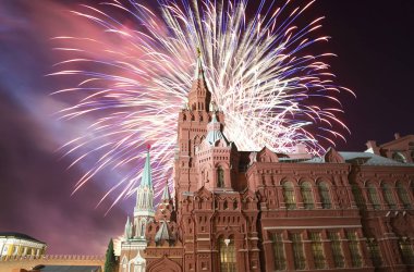 Devlet Tarih Müzesi geceleri üzerinde havai fişek. Moscow, Rusya Federasyonu   